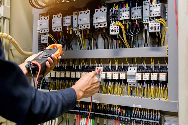 Nola eragiten dio erresistentzia hautatzeak zirkuitu elektronikoaren errendimenduari?